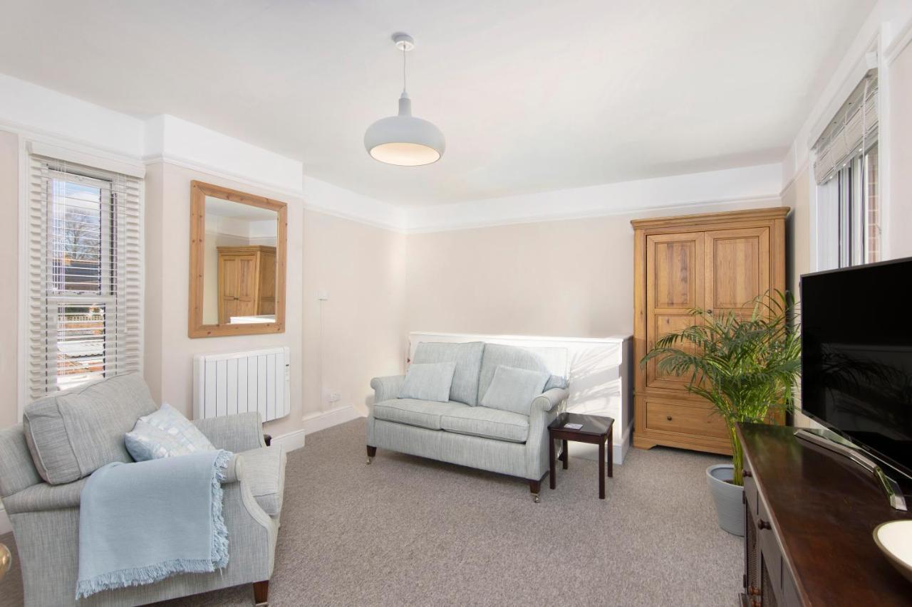 Salt Lane Apartment *